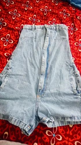 Macacão branco e macacão jeans