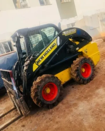 Mini Carregadeira New Holland L225 cabinada e ar condicionado 