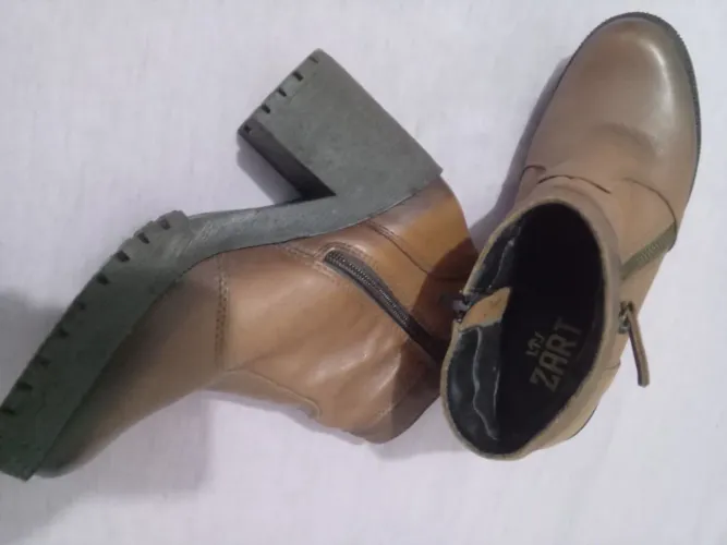 Bota semi nova de couro costurada
