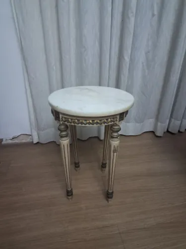 Mesinha de Canto Antiga Estilo Luís XV - tampo de mármore