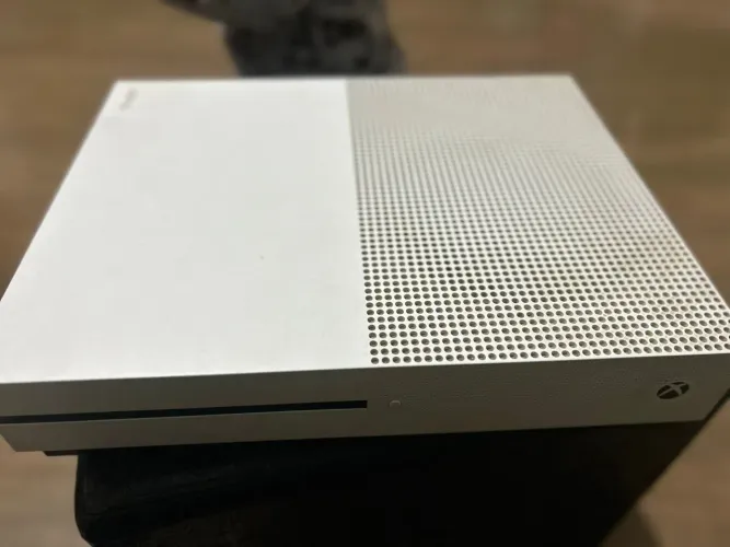 Vendo Xbox one s com um controle e gta 5