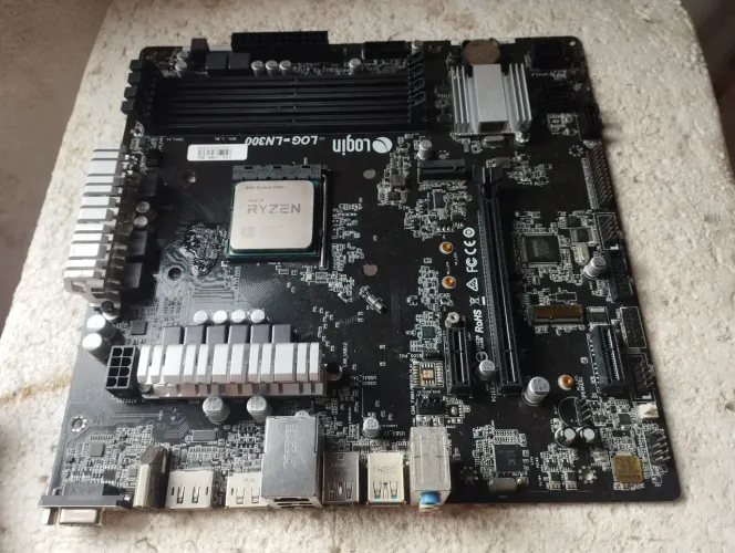 Placa mãe com Ryzen 5 2400G e cooler