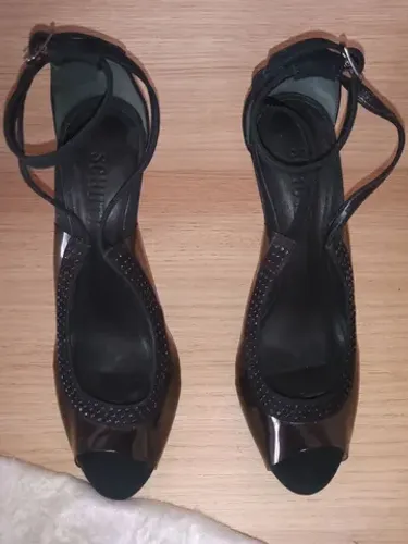 Sapato preto de salto fino- Schutz