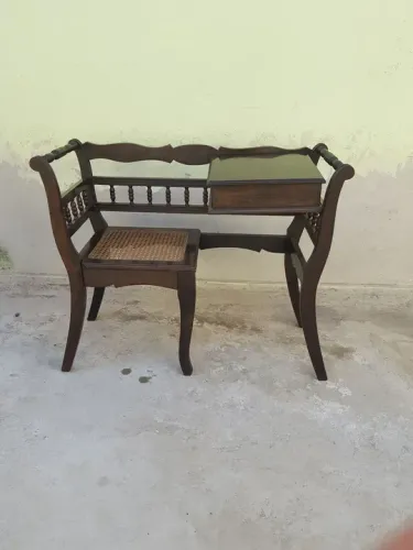Mesa de telefone antiga 