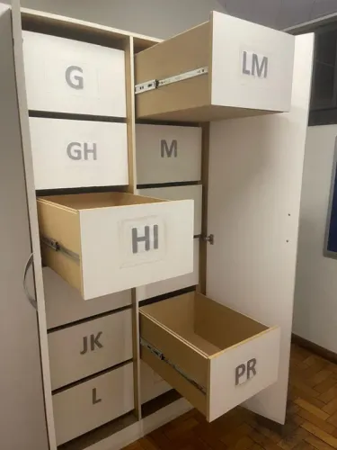 Armário gaveteiro de mdf branco com 24 gavetas usado