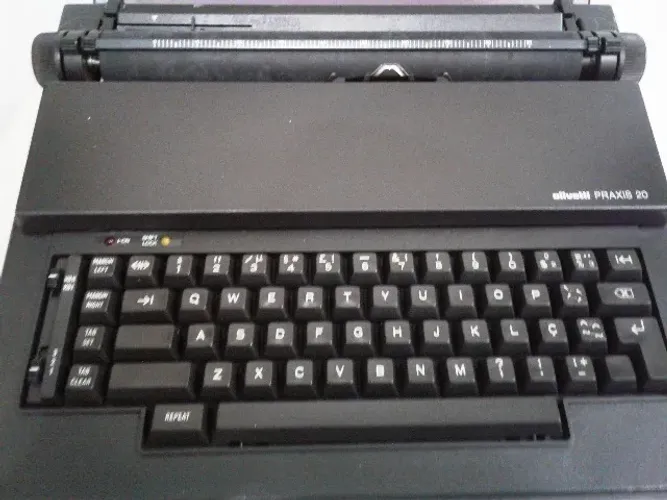 Maquina de escrever Olivetti Praxis 20