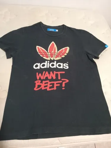 Camiseta Adidas, cor preta, tamanho S.