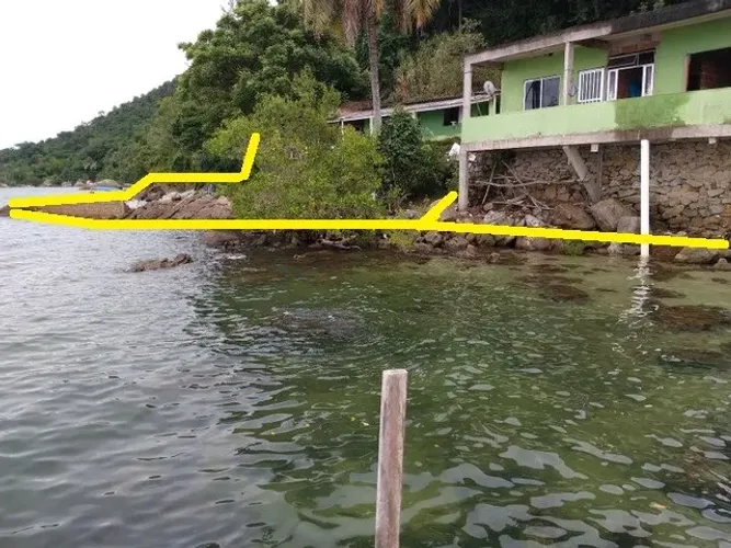 04 Casas Ilha de Jaguanum Itacuruça praia na porta de casa, pesca da varanda casa pescador