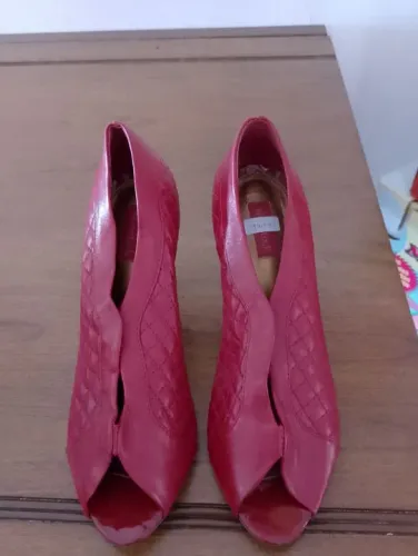 Sandálias Peep Toe Vermelhas,  couro , forrada e usada duas vezes 