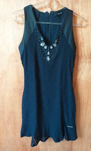Vestido , Modelo Tubinho, Tamanho P, em Tecido Rendado, Cor Preta, -Marca Gatabakana