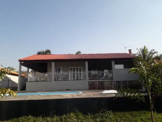 Chácara Molhada 2149m² com Casa e Piscina Condomínio Tucunaré em Alvorada do Sul.