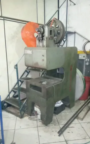 Prensa boiar tipo c com mesa coordenadas 