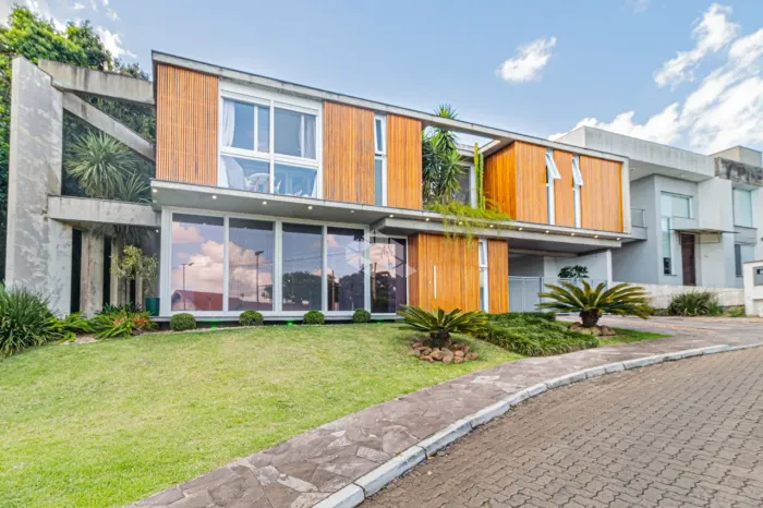 CONCRETO APARENTE E RIPADOS, MOBILIADA, 3 SUÍTES E 4 VAGAS