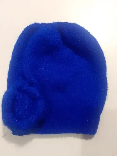 Touca azul, com detalhe na frente em uma flor 