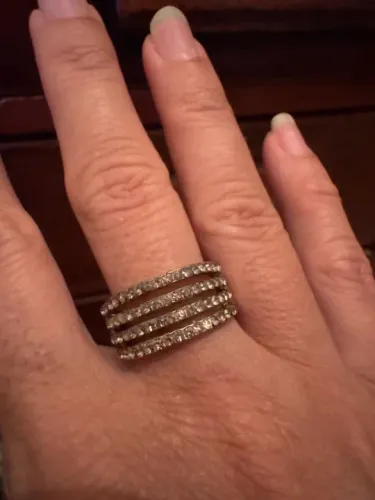Lindo anel em strass em 4 listras - nunca usado
