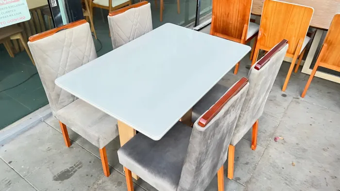 Conjunto de mesa de jantar com 4 cadeiras de madeira
