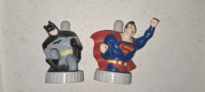 Bonecos Superman e Batman suco belly washers