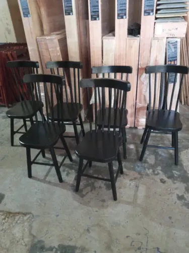 Cadeira de jantar estilo country feita inteiramente de madeira maciça