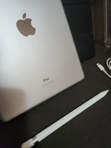 iPad 9ª geração (64GB) em ótimo estado + vários acessórios