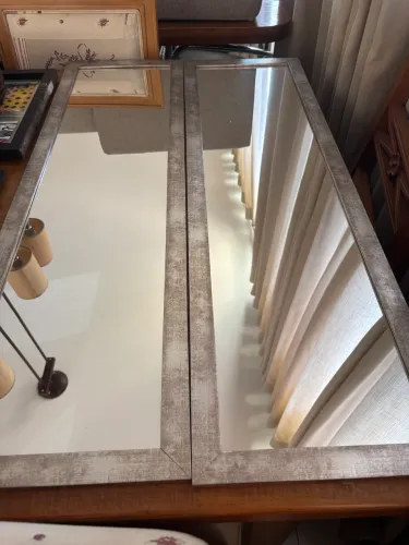 Dois espelhos retangulares decoração