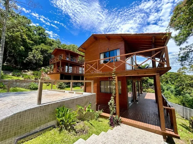 Casa de 2 dormitórios inserida em meio a natureza a poucos passos da Lagoa