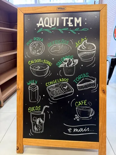 Quadro Negro Tripé com Desenho feito a Mão 