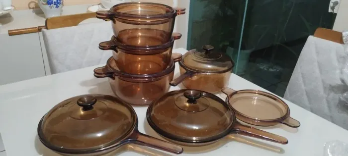 Conjunto de panelas e frigideiras de vidro âmbar