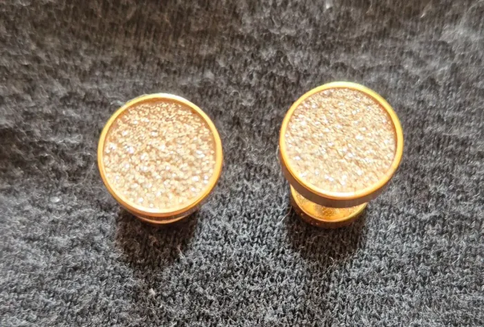 Par de brinco falso alargador dourado