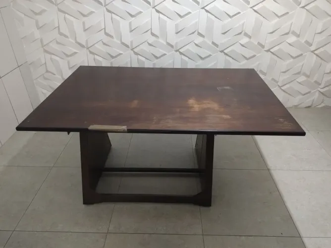 Mesa  de madeira com base de ferro