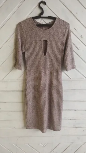 Vestido Manga Curta com Detalhe no Decote