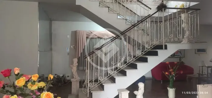 Vende-se casarão no centro de Cuiabá. Ideal para prédio comercial. 788,4 m² terreno e 550