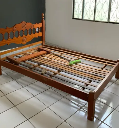 Cama de casal em madeira maciça