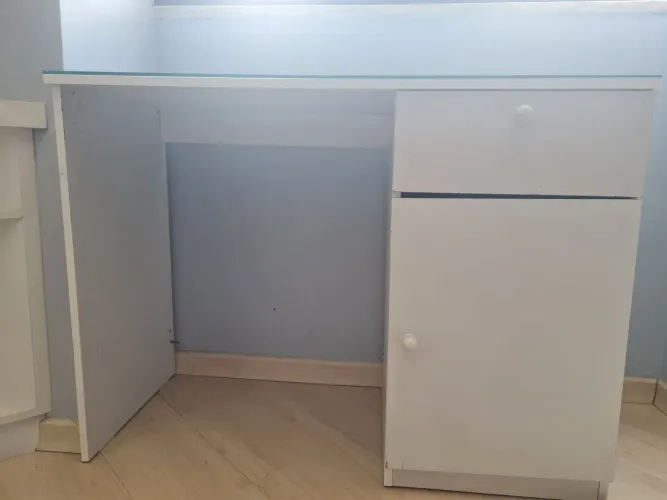 Escrivaninha com tampo de vidro