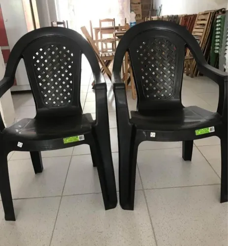 Cadeira de plástico com braço
