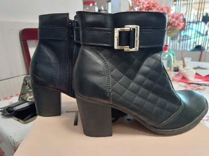 Bota Feminina Preta com Detalhes