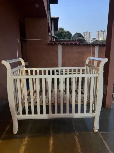 Berço branco com design clássico