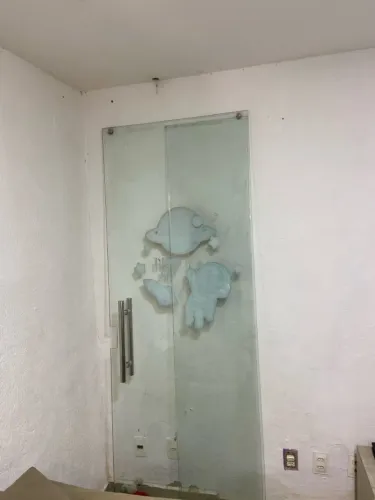 Porta de vidro com vidro fixo e puxador