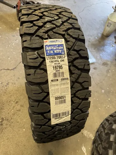 Pneu BF Goodrich ko3 285/70/17