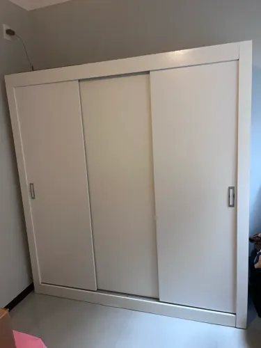 Roupeiro/guarda roupas, cômoda, escrivaninha e cadeira gamer