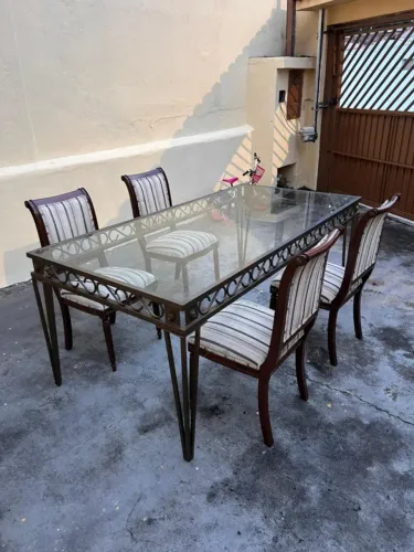 Mesa de jantar de vidro com 8 cadeiras