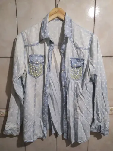 Camisa Jeans com Detalhes em Pérolas E modas
