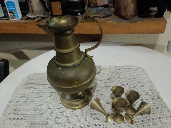 Jarra e taças antigas de bronze - Colecionador