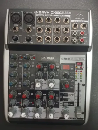 Mesa e interface Behringer Xenyx Q1002 USB com efeitos