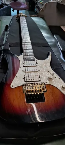 Guitarra com acessórios.