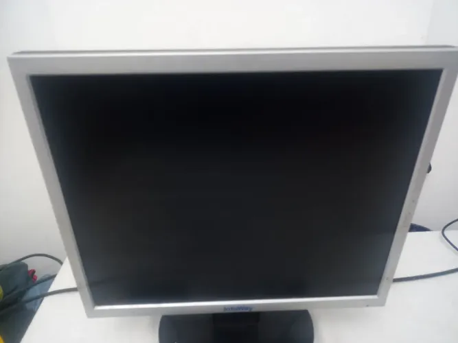 Um monitor antigo com VGA