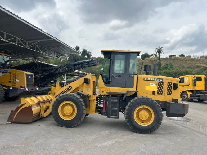 Pá carregadeira Michigan R 65C