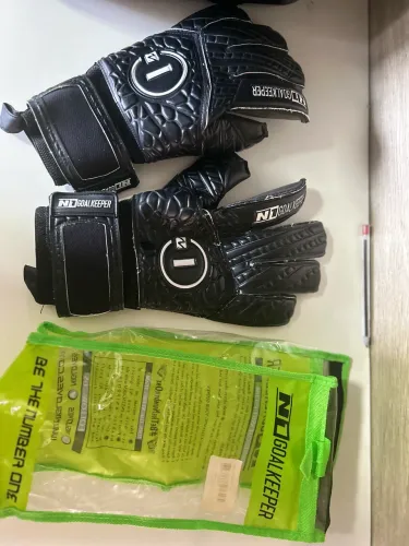 Luva de Goleiro Campo/Society Semi Profissional N1 Cronos.