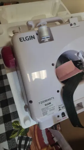 Máquina de Costura Elgin 