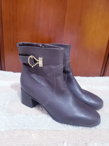 Bota de couro marrom com detalhes