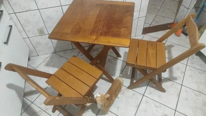 Mesa e cadeira de madeira